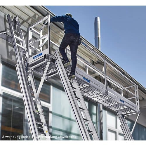 Arbeiter steigt über Zugangsleiter auf BAVARIA Leitern Blitzgerüst Arbeitsplattform