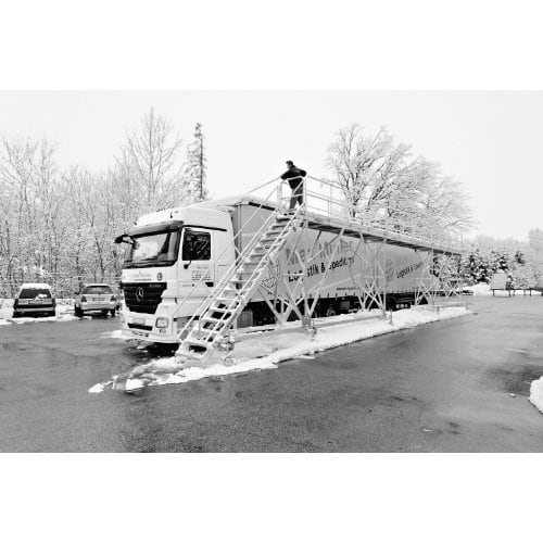 LKW von Eis und Schnee befreien auf Parkplatz mit MAUDERER Enteisungsbühne 