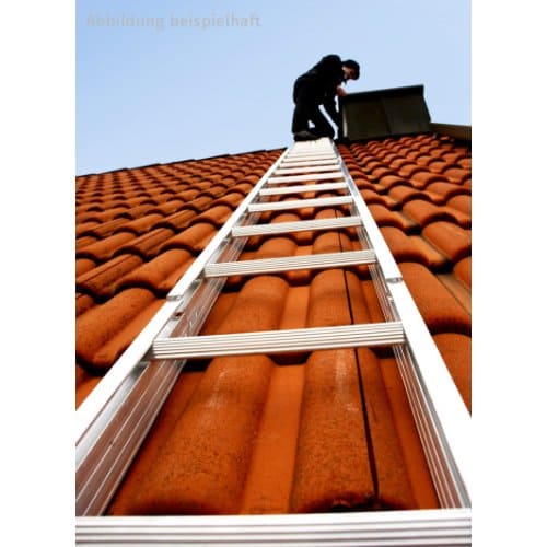 Schornsteinfeger arbeitet an Kamin auf MAUDERER BAVARIA Dach Auflegeleiter 995 Alu 