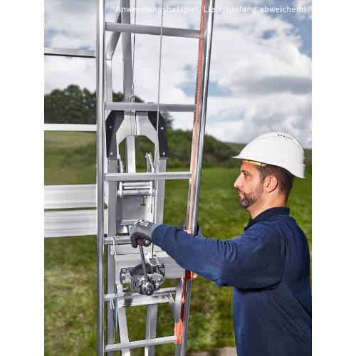 Arbeiter kurbelt das BAVARIA Leitern-Blitzgerüst an der Seilwinde auf die gewünschte Arbeitshöhe